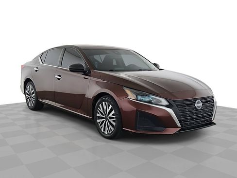 Used 2024 Nissan Altima 2.5 SV FWD image 1