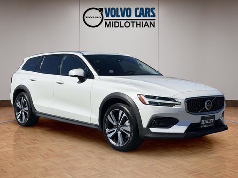 Used 2025 Volvo V60 B5 Cross Country Plus AWD/4WD image 1