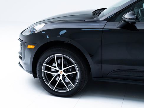 Used 2025 Porsche Macan image 11