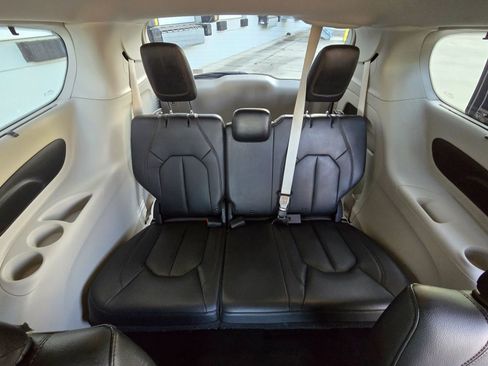 Used 2019 Chrysler Pacifica Touring-L FWD image 21