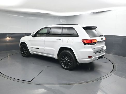 Used 2021 Jeep Grand Cherokee Laredo X image 3