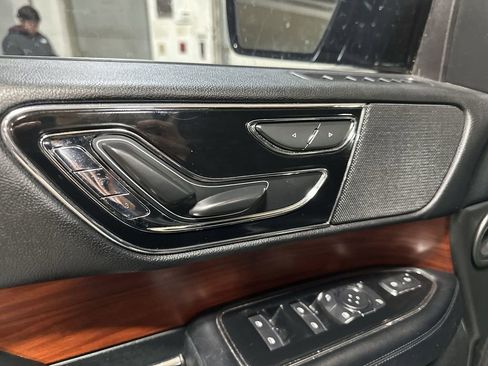 Used 2018 Lincoln Navigator Premiere image 14