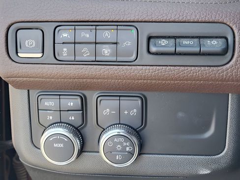 Used 2022 GMC Yukon XL Denali AWD/4WD image 19