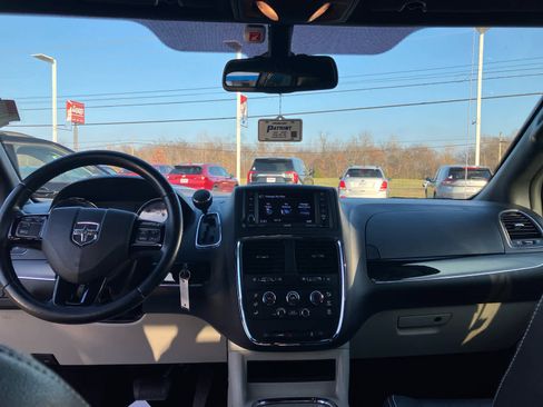 Used 2019 Dodge Grand Caravan SXT image 26