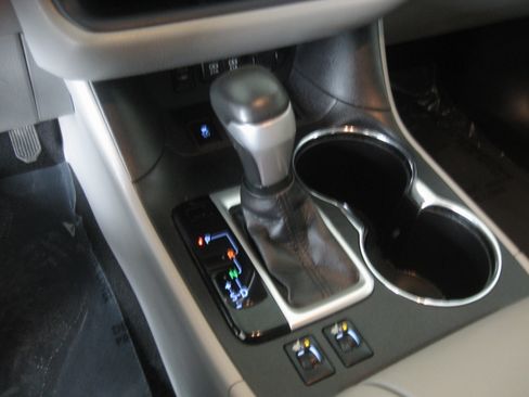 Used 2017 Toyota Highlander XLE image 18