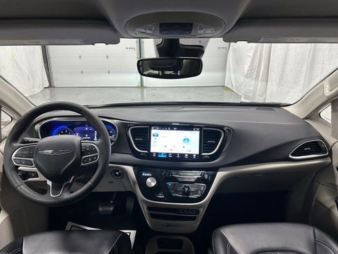 Used 2023 Chrysler Pacifica Touring-L image 40