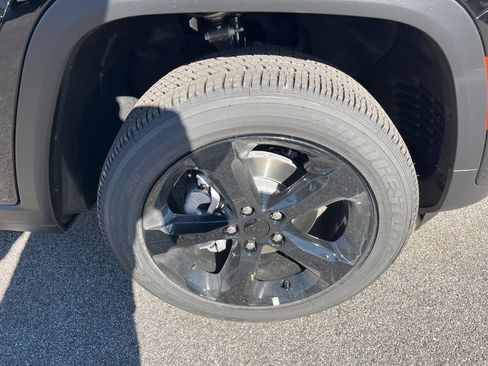 New 2025 Jeep Grand Cherokee Altitude image 9