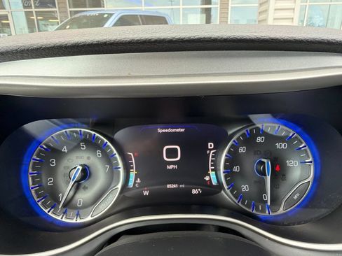 Used 2023 Chrysler Pacifica Touring FWD image 35