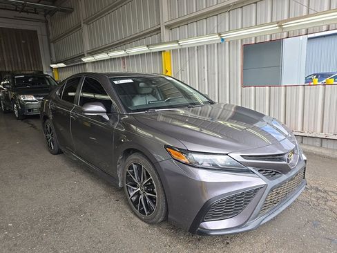 Used 2021 Toyota Camry SE w/ Convenience Package FWD image 3