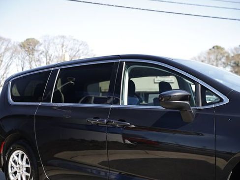 Used 2022 Chrysler Voyager LX image 11