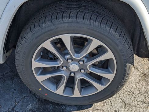 Used 2017 Jeep Grand Cherokee Overland image 22