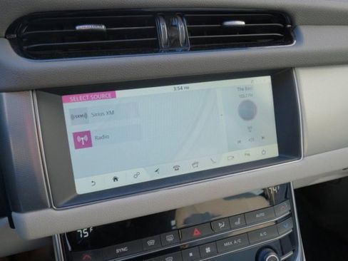 Used 2020 Jaguar XF Premium image 23