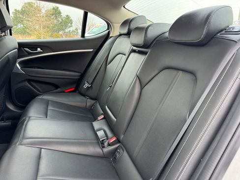 Used 2025 Genesis G70 2.5T image 8