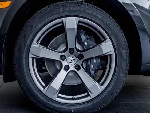 Certified 2025 Porsche Macan image 9