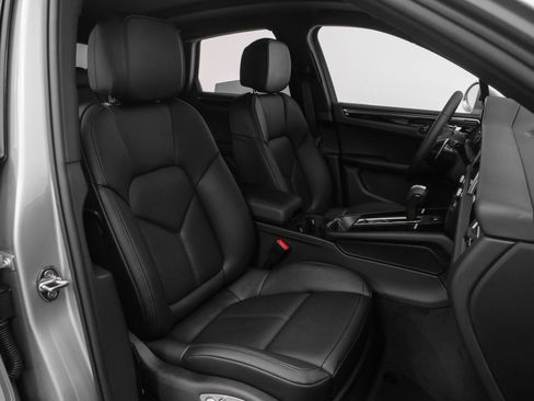 Used 2025 Porsche Macan image 17