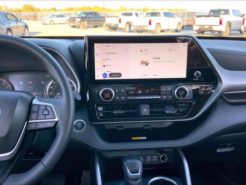 Certified 2025 Toyota Highlander XLE image 6