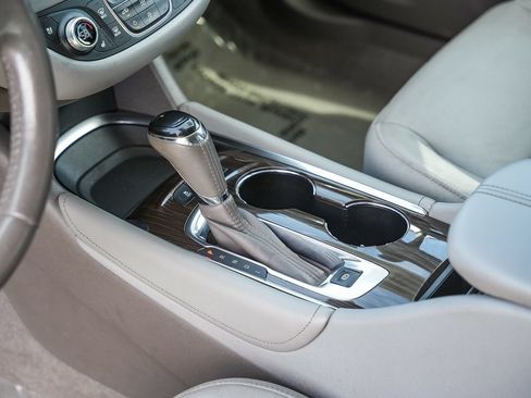 Used 2018 Chevrolet Malibu Premier w/ Premier Sun and Wheel Package FWD image 21