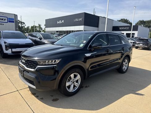 Used 2022 Kia Sorento LX FWD image 2