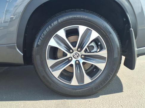 Used 2023 Toyota Highlander XLE FWD image 9