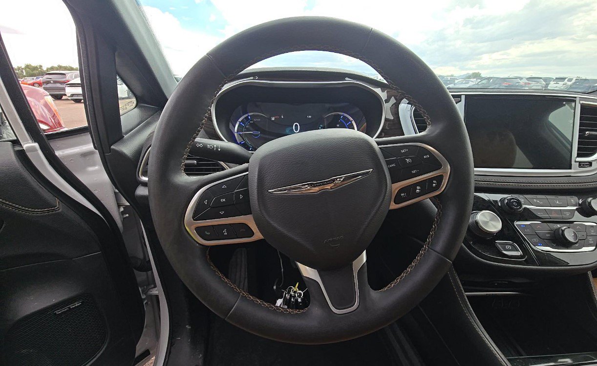 Used 2023 Chrysler Pacifica Pinnacle FWD image 8