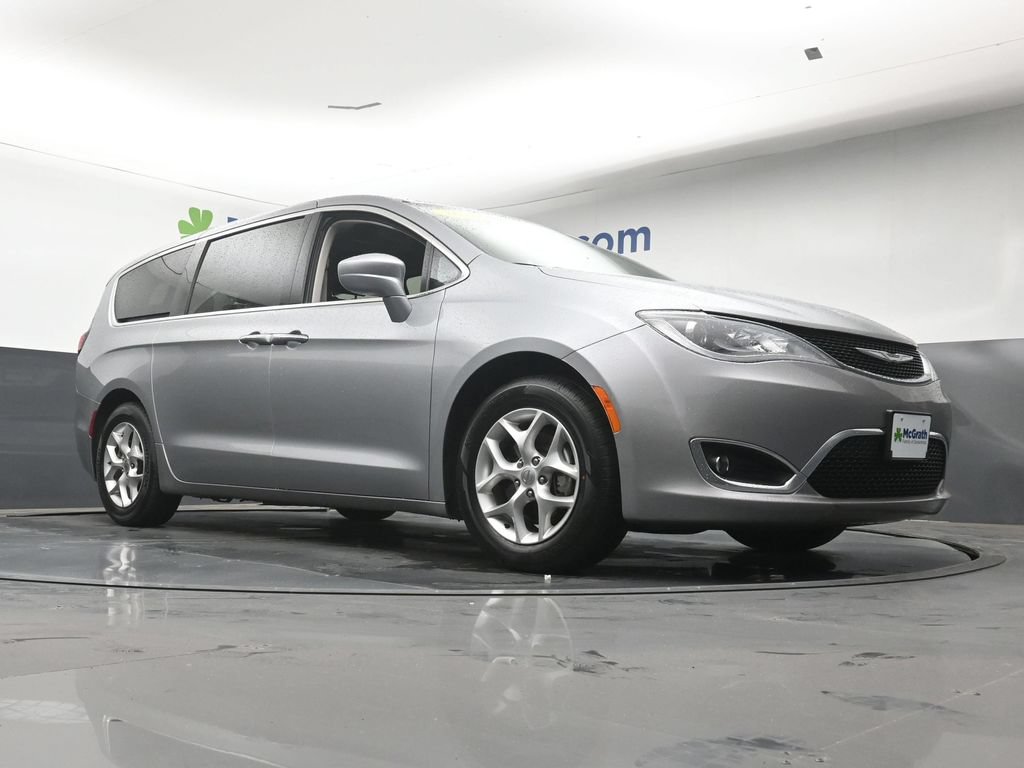 Used 2019 Chrysler Pacifica Touring Plus w/ Tire & Wheel Group FWD image 26