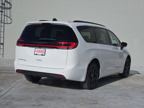 New 2026 Chrysler Pacifica Select w/ S Appearance Package image 4