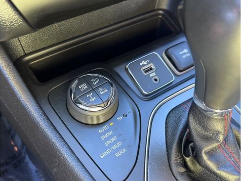 Used 2020 Jeep Cherokee Trailhawk w/ Cold Weather Group image 13