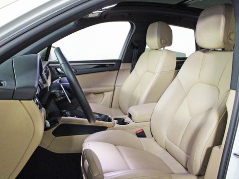 Used 2025 Porsche Macan w/ Premium Package Plus image 5