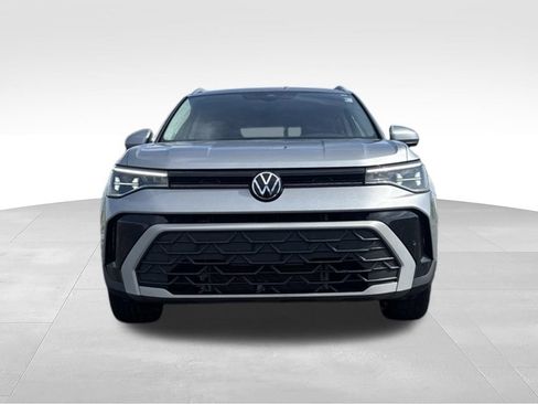 Used 2025 Volkswagen Taos SE FWD image 2