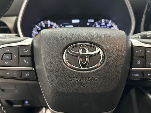 Used 2022 Toyota Highlander XLE AWD/4WD image 16