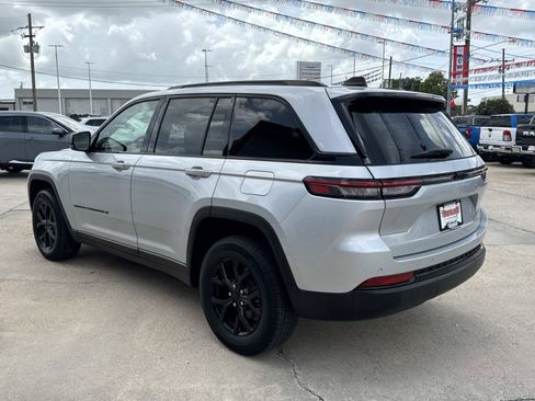 Used 2024 Jeep Grand Cherokee Altitude RWD image 5