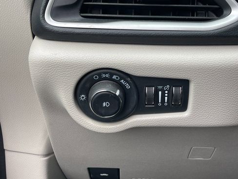 Used 2023 Chrysler Pacifica Touring-L FWD image 30