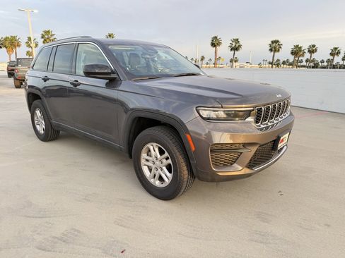 Used 2022 Jeep Grand Cherokee Laredo w/ Luxury Tech Group I image 4