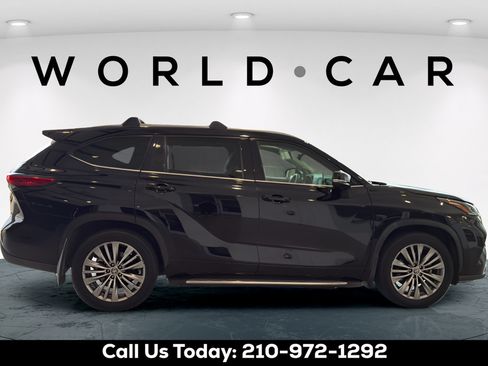 Used 2021 Toyota Highlander Platinum FWD image 3