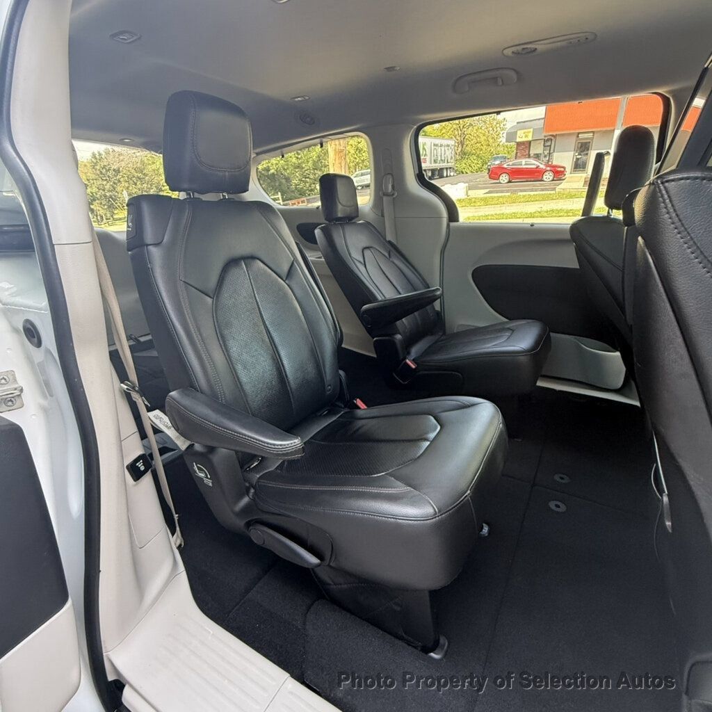 Used 2017 Chrysler Pacifica Touring-L Plus FWD image 40