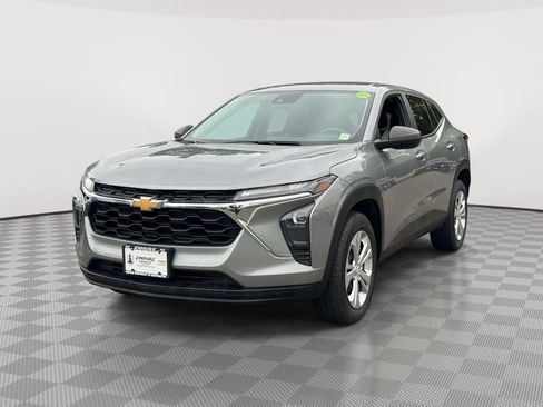 Used 2024 Chevrolet Trax LS w/ Driver Confidence Package FWD image 3