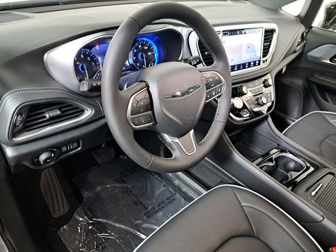 New 2026 Chrysler Pacifica Limited image 9