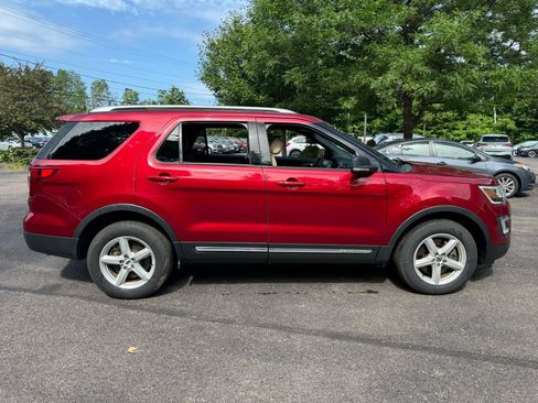Used 2017 Ford Explorer XLT w/ Equipment Group 202A AWD/4WD image 6