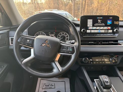 Used 2024 Mitsubishi Outlander SE image 12