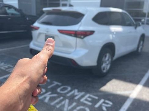 Used 2023 Toyota Highlander L FWD image 11