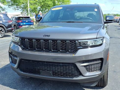Used 2023 Jeep Grand Cherokee Altitude AWD/4WD image 2