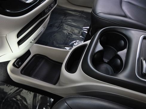 Used 2023 Chrysler Pacifica Touring-L FWD image 32