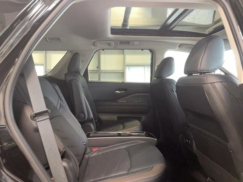 Used 2025 Nissan Pathfinder Platinum AWD/4WD image 25