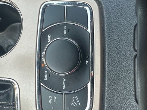 Used 2017 Jeep Grand Cherokee Limited image 31