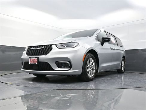Used 2024 Chrysler Pacifica Touring-L image 27