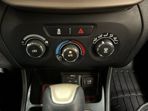 Used 2016 Jeep Cherokee Sport FWD image 23
