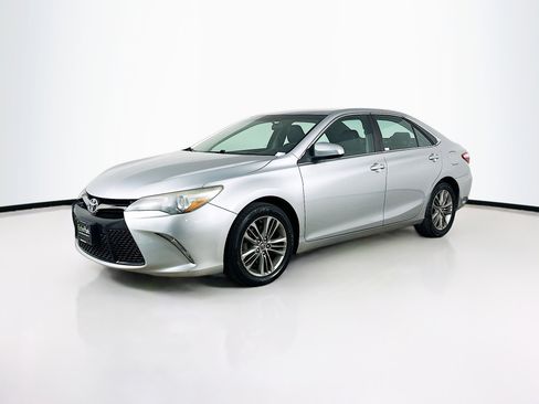 Used 2015 Toyota Camry SE image 3