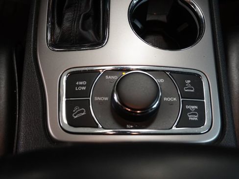 Used 2018 Jeep Grand Cherokee Overland AWD/4WD image 8
