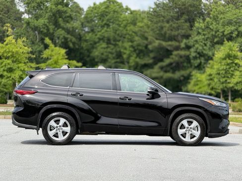 Used 2020 Toyota Highlander LE AWD/4WD image 12