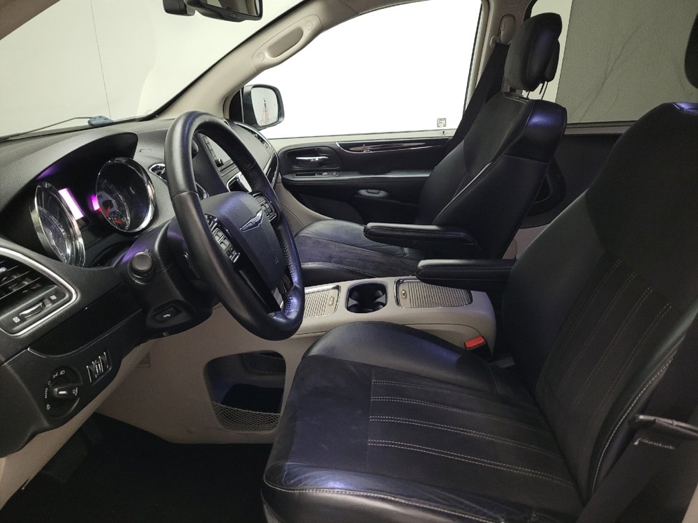 Used 2014 Chrysler Town & Country Touring-L FWD image 17